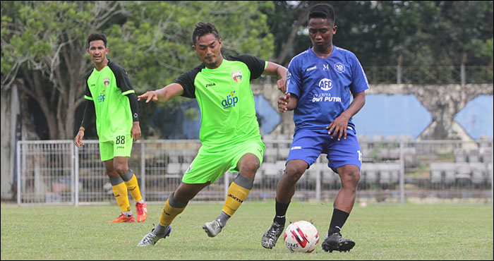 Striker Mitra Kukar Bijahil Chalwa berebut bola dengan bek AFD Samsudin dalam laga uji coba di Stadion Rondong Demang, Tenggarong, Kamis (17/09) sore