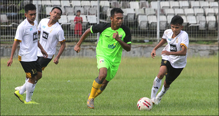 M Ansori (tengah) mencetak satu gol dalam laga uji coba yang berakhir 1-2 untuk keunggulan IR-1 FC di Stadion Rondong Demang, Rabu (23/09) sore