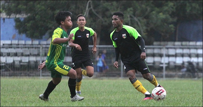 Gelandang sayap Mitra Kukar Pandi Ahmad Lestaluhu menggiring bola ke lini pertahanan Nurjanah FC. Pandi mencetak satu gol dalam uji coba ini 