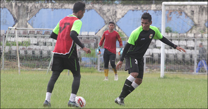 Pemain Mitra Kukar saat melakukan latihan terakhir di Tenggarong, Rabu (30/09) pagi, sebelum diliburkan mulai besok