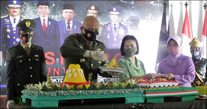 Dandim 0906/Tgr Letkol Inf Charles Alling bersama istri melakukan pemotongan tumpeng dan kue dalam rangka syukuran HUT TNI ke-75 di Tenggarong, Senin (05/10) pagi  