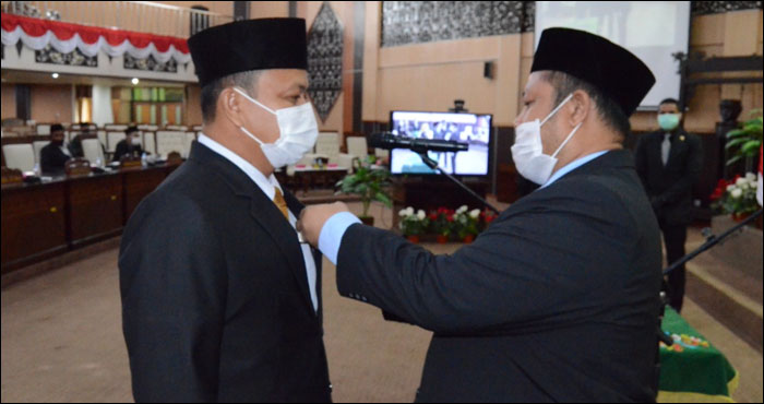 Penyematan pin Anggota DPRD Kukar kepada Budiman usai dilantik dan diambil sumpahnya oleh Ketua DPRD Kukar Abdul Rasid