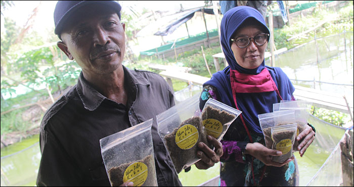 Samian dan istri menunjukkan produk abon lele yang baru mereka produksi saat pandemi COVID-19 merebak dan memukul sektor perekonomian