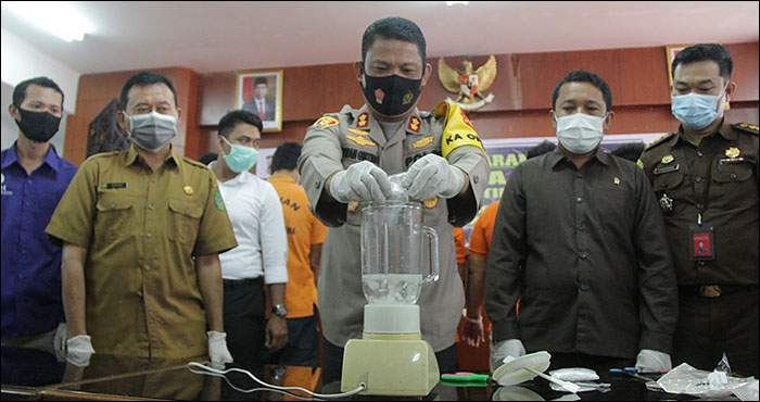 Kapolres Kukar AKBP Irwan M Ginting memasukkan barang bukti sabu ke dalam blender berisi air untuk dimusnahkan