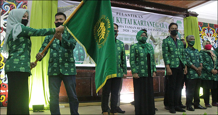 Pelantikan DPC PUTRI Kukar ditandai dengan penyerahan pataka dari Ketua DPD PUTRI Kaltim Dian Rosita kepada Ahmad