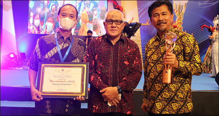 Plt Bupati Kukar Chairil Anwar diapit Kepala Bappeda Kukar Wiyono dan Sekkab Kukar Sunggono usai penganugerahan Bhumandala Award 2020 di Jakarta, Jum'at (27/11) malam 