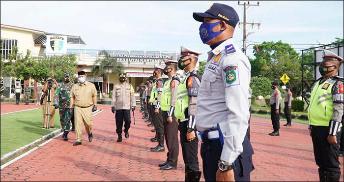 Bupati Edi Damansyah didampingi Dandim 0906/Tgr dan Kapolres Kukar saat melakukan pemeriksaan pasukan yang terlibat dalam Operasi Lilin Mahakam 2020