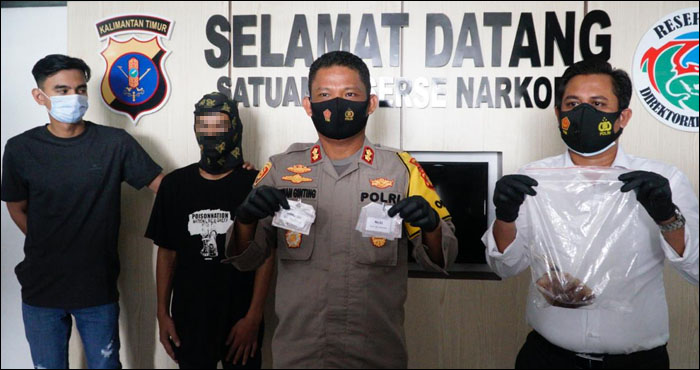 Kapolres Kukar AKBP Irwan M Ginting didampingi Kasat Resnarkoba Encek Indarayani menunjukkan barang bukti sabu yang diselundupkan dalam bakso