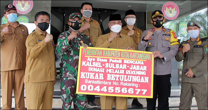 Bupati Kukar Edi Damansyah didampingi Dandim 0906/Tgr dan Wakapolres Kukar menunjukkan nomor rekening Bankaltimtara untuk penggalangan dana bagi korban bencana