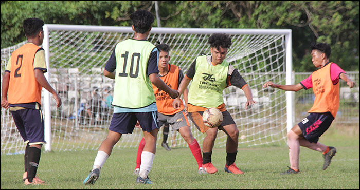 Para pemain muda di Kaltim saat unjuk kebolehan dalam seleksi pemain timnas U-16 se-Kaltim di Tenggarong, Senin (15/03) sore