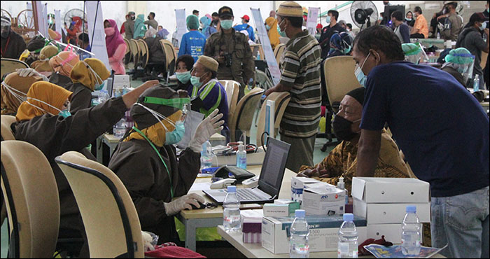 Suasana pelaksanaan vaksinasi massal di Gedung Bela Diri GOR Aji Imbut yang turut menyasar para calon jamaah haji
