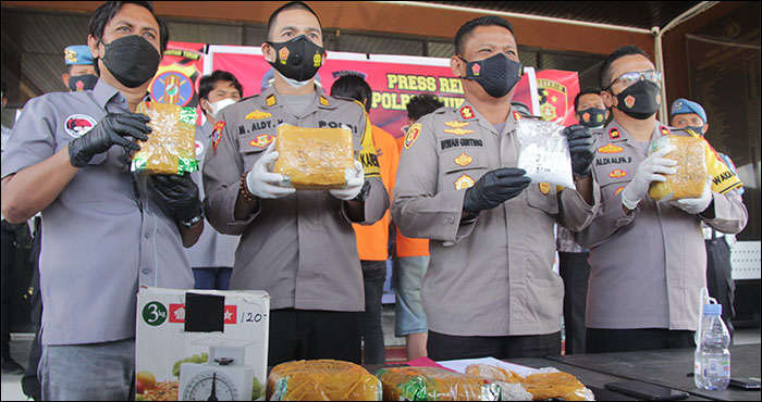 Kapolres Kukar AKBP Irwan M Ginting (kedua dari kanan) bersama jajaran menunjukkan barang bukti pengungkapan kasus narkoba sabu seberat 5,6 kg