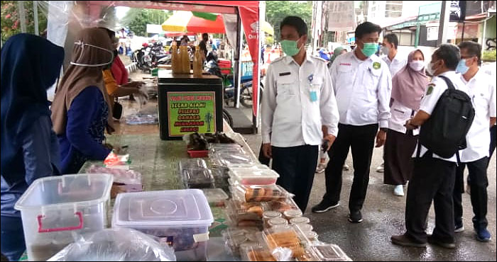 Kepala BBPOM Samarinda Sem Lapik (tengah) saat mendatangi salah satu stan penjaja hidangan berbuka puasa di Pasar Ramadan, Jl S Parman, Tenggarong