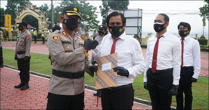 Kapolres Kukar AKBP Irwan M Ginting saat menyerahkan penghargaan kepada Ps Kasat Resnarkoba Iptu Encek Indra Yani