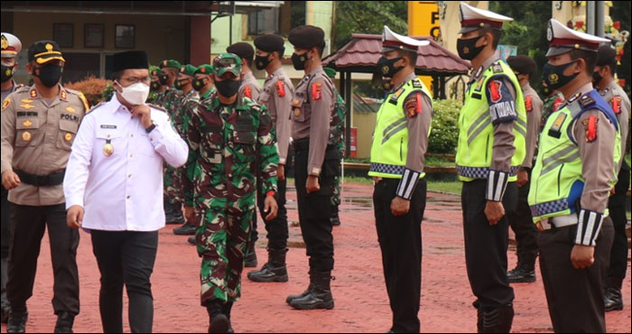 Wabup Kukar H Rendi Solihin melakukan pemeriksaan pasukan pada apel persiapan Operasi Ketupat Mahakam 2021 di Mapolres Kukar, Tenggarong, Rabu (05/05) pagi 