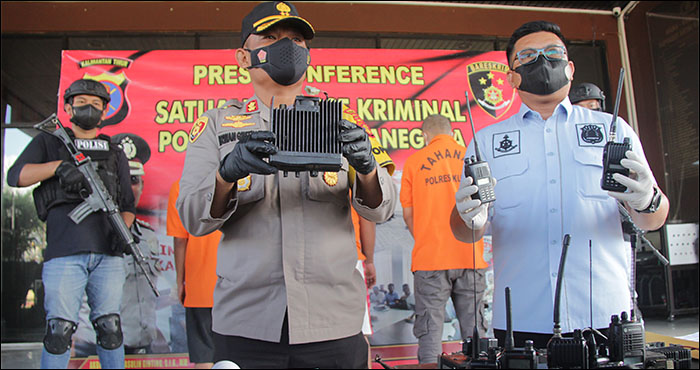 Kapolres Kukar AKBP Irwan M Ginting didampingi Kasat Reskrim Herman Sopian menunjukkan barang bukti pesawat radio rig dan HT yang berhasil diamankan