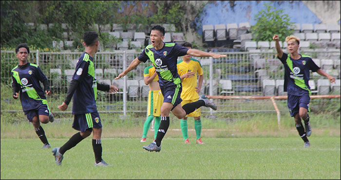 Selebrasi pemain Muara Kaman Jodiansyah (tengah) usai mencetak gol perdana ke gawang Anggana pada laga kedua Grup B Babak 6 Besar Selekda U-20 Askab PSSI Kukar