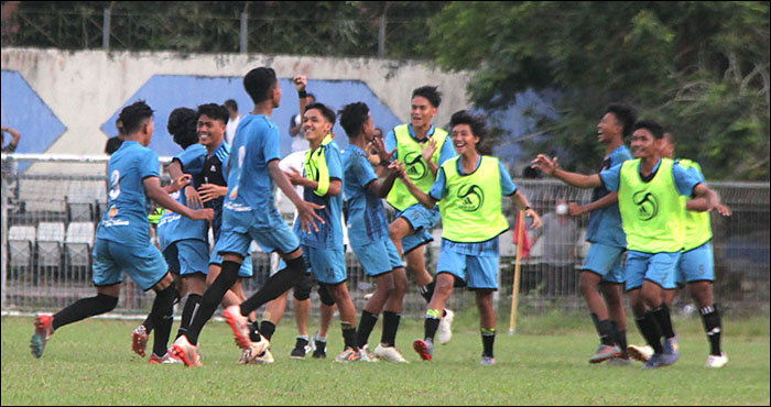Kegembiraan para pemain Kecamatan Kembang Janggut setelah mengalahkan Anggana lewat adu penalti 