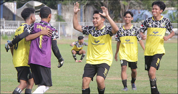 Para pemain tim Kecamatan Samboja merayakan kemenangan atas Kota Bangun yang diraih lewat drama adu penalti 