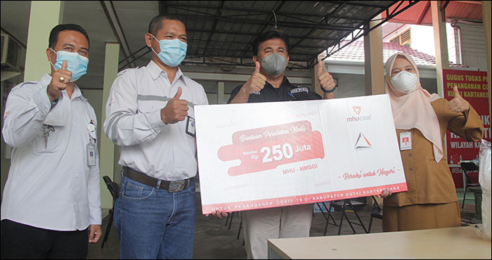 KTT PT MHU Aris Subagyo saat menyerahkan secara simbolis bantuan peralatan medis kepada Kepala Dinkes Kukar Martina Yulianti