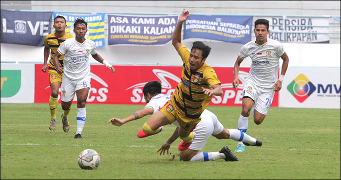 Gelandang Mitra Kukar M Reza Kusuma terjatuh setelah dilanggar pemain Persiba