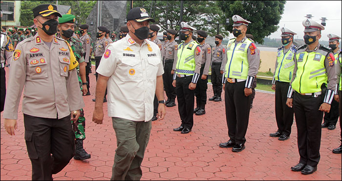 Didampingi Kapolres Kukar AKBP Arwin Amrih Wientama, Bupati Edi Damansyah  melakukan pemeriksaan pasukan pada Apel Gelar Pasukan Operasi Ketupat Mahakam 2022 di Tenggarong, Jumat (22/04) pagi