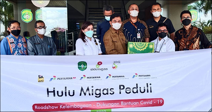 Jajaran SKK Migas Kalimantan-Sulawesi yang diwakili Handel Martua menyerahkan paket bapokting kepada Sekda Kukar Sunggono untuk disalurkan kepada masyarakat yang berhak menerima