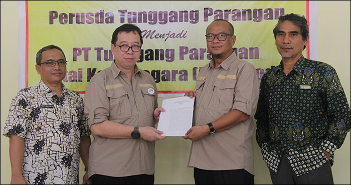 Awang Muhammad Luthfi selaku Dirut dan Slamet Hadiraharjo selaku Komisaris PT Tunggang Parangan (Perseroda) menunjukkan perubahan akta Perusda Tunggang Parangan didampingi Kabag Perekonomian Haryo Martani dan Notaris Bakhiar SH