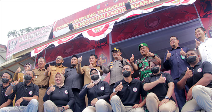 Anggota Satgas KTAN Kelurahan Panji foto bersama Asisten III Totok Heru Subroto, Wakapolres Kukar, Ketua DPRD Kukar dan undangan lainnya 