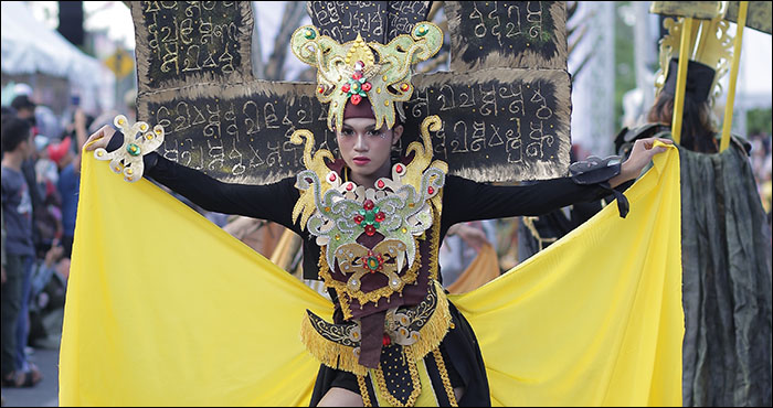 Salah satu talent tampil dengan kostum bertema Prasasti Yupa pada gelaran TKC 2022 di Tenggarong, Minggu (18/09) sore