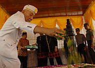 Sultan Kutai H Adji Mohd Salehoeddin II menabur bunga di pusara Sultan Aji Imbut dan permaisuri