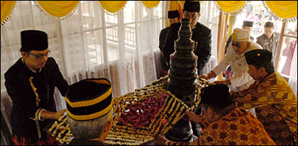 Sultan Kutai bersama Sekkab HM Aswin dan Ketua DPRD Kukar Rachmat Santoso memasang Bunga Lompo di pusara Aji Imbut