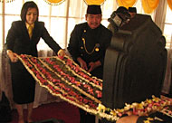 Ketua DPRD Kukar Terpilih Rita Widyasari memasang Bunga Lompo ke makam istri Sultan Aji Imbut