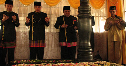 Pj Bupati H Sjachruddin bersama Ketua Sementara DPRD Kukar Salehudin dan Menteri Sekretaris Keraton HAP Gondo Prawiro berdoa di pusara pendiri kota Tenggarong, Aji Imbut gelar Sultan AM Muslihuddin