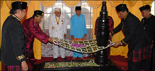 Putra Mahkota HAP Adipati Praboe Anoem Soerya Adiningrat bersama Wabup HM Ghufron Yusuf memasangkan bunga lompo di pusara pendiri kota Tenggarong, Aji Imbut