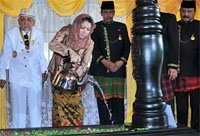 Bupati Rita Widyasari menyiramkan air ke pusara Aji Imbut