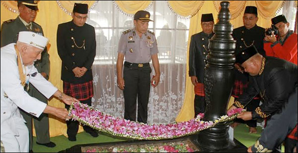 Sultan Kutai HAM Salehoeddin II bersama Sekkab Edi Damansyah meletakkan karangan Bunga Lompo diatas pusara pendiri Tenggarong, Aji Imbut