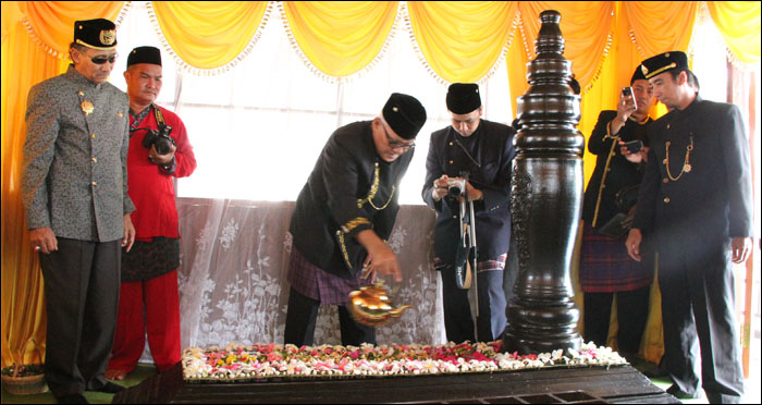 Pj Bupati Kukar Chairil Anwar didampingi Putra Mahkota Kesultanan Kutai saat melakukan ziarah di makam Aji Imbut, sang pendiri kota Tenggarong