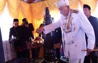 Sultan Kutai HAM Salehoeddin II saat berziarah di pusara pendiri kota Tenggarong, Aji Imbut