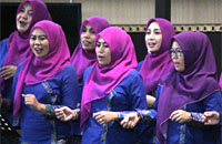 Staf Sekretariat DPRD Kukar menyanyikan lagu Mars Kota Tenggarong di sela Sidang Paripurna Istimewa DPRD Kukar dalam rangka HUT Tenggarong ke-235