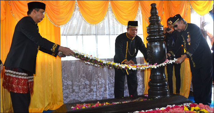Sekkab Kukar H Marli dan Putra Mahkota Kesultanan Kutai memasang Bunga Lompo di atas pusara Aji Imbut