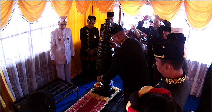 Plt Bupati Kukar Edi Damansyah beserta pejabat FKPD melakukan ziarah di makam Aji Imbut