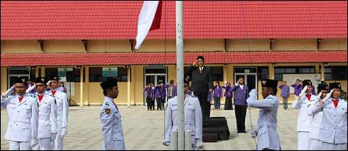 Rektor Unikarta Prof Aswin (berdiri di podium) saat memberikan penghormatan kepada bendera Merah Putih pada upacara peringatan hari jadi Unikarta ke-28