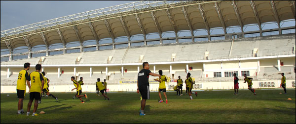 Para pemain Mitra Kukar musim 2014 menjalani latihan perdana di Stadion Aji Imbut, Kamis (02/01) sore