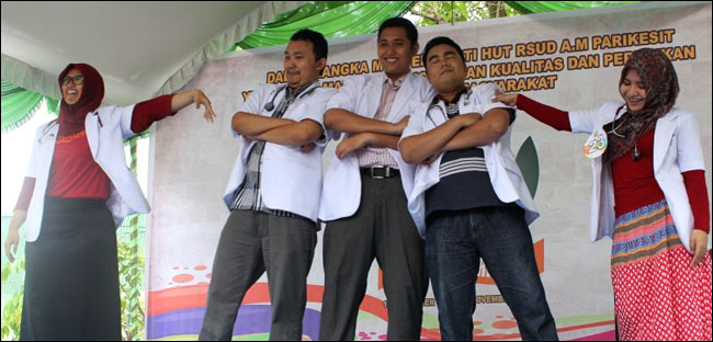 Aksi para dokter dalam lomba joget cuci tangan pada puncak peringatan HUT ke-31 RSUD AM Parikesit, Sabtu (15/11) lalu, di Tenggarong