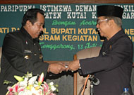 Bupati Kukar H Syaukani HR menyerahkan secara simbolis ekspose Pencapaian Program 365 Hari Pemkab Kukar kepada Ketua DPRD H Bachtiar Effendi