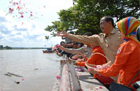 Wabup Kukar HM Ghufron Yusuf bersama pejabat Muspikan dan jajaran BPBD Kukar menaburkan bunga di sungai Mahakam usai pembacaan doa untuk korban runtuhnya Jembatan Kartanegara