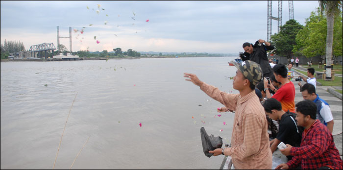 Warga Tenggarong khususnya para anggota Mitra Mania, PRMI Kukar dan komunitas Stand Up Comedy melakukan tabur bunga di tepi Mahakam untuk mengenang korban runtuhnya Jembatan Kartanegara
