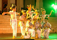Para penari cilik yang menampilkan tari Jepen Rantau