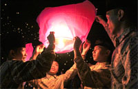 Beberapa anak panti asuhan di Tenggarong tampak asyik menerbangkan lampion